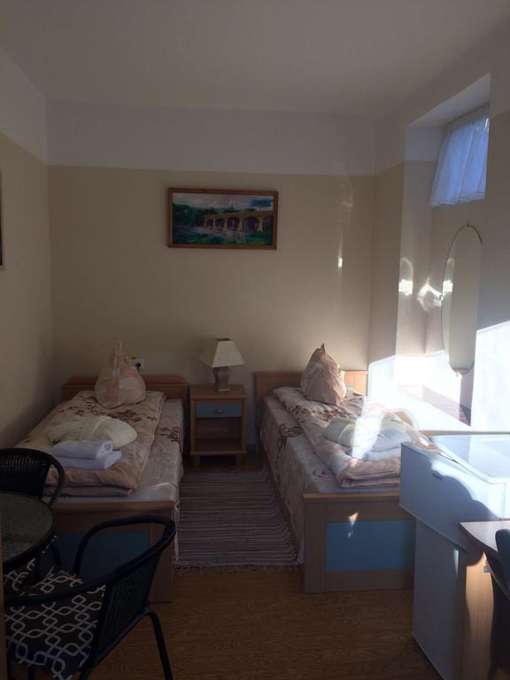 Hotel Viesu Nams Mezu 13 Ventspils Esterno foto