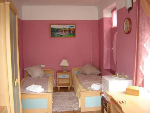 Hotel Viesu Nams Mezu 13 Ventspils Esterno foto